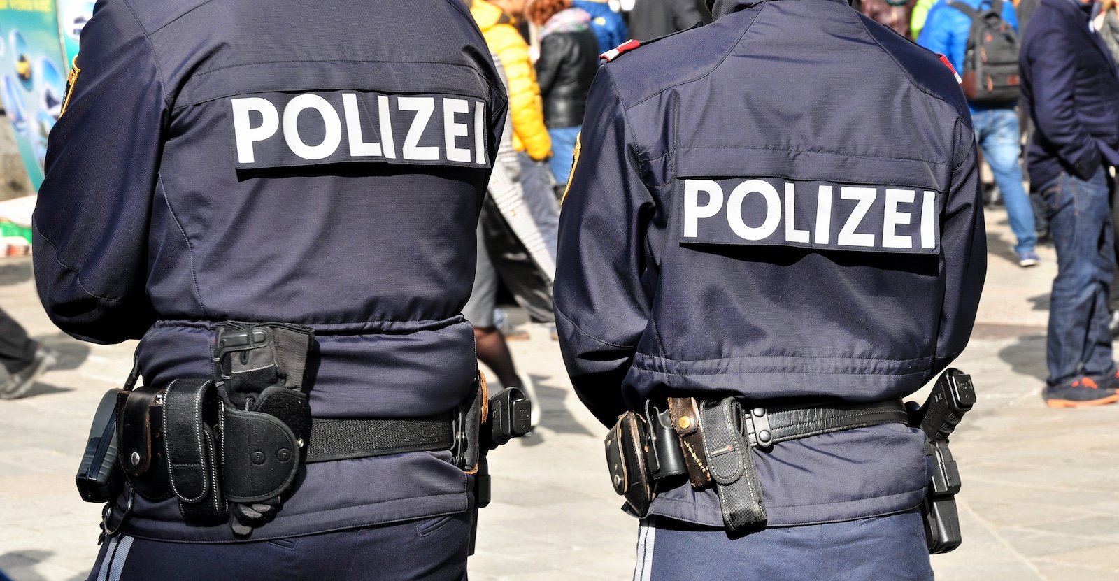 Polizisten in Uniform von hinten