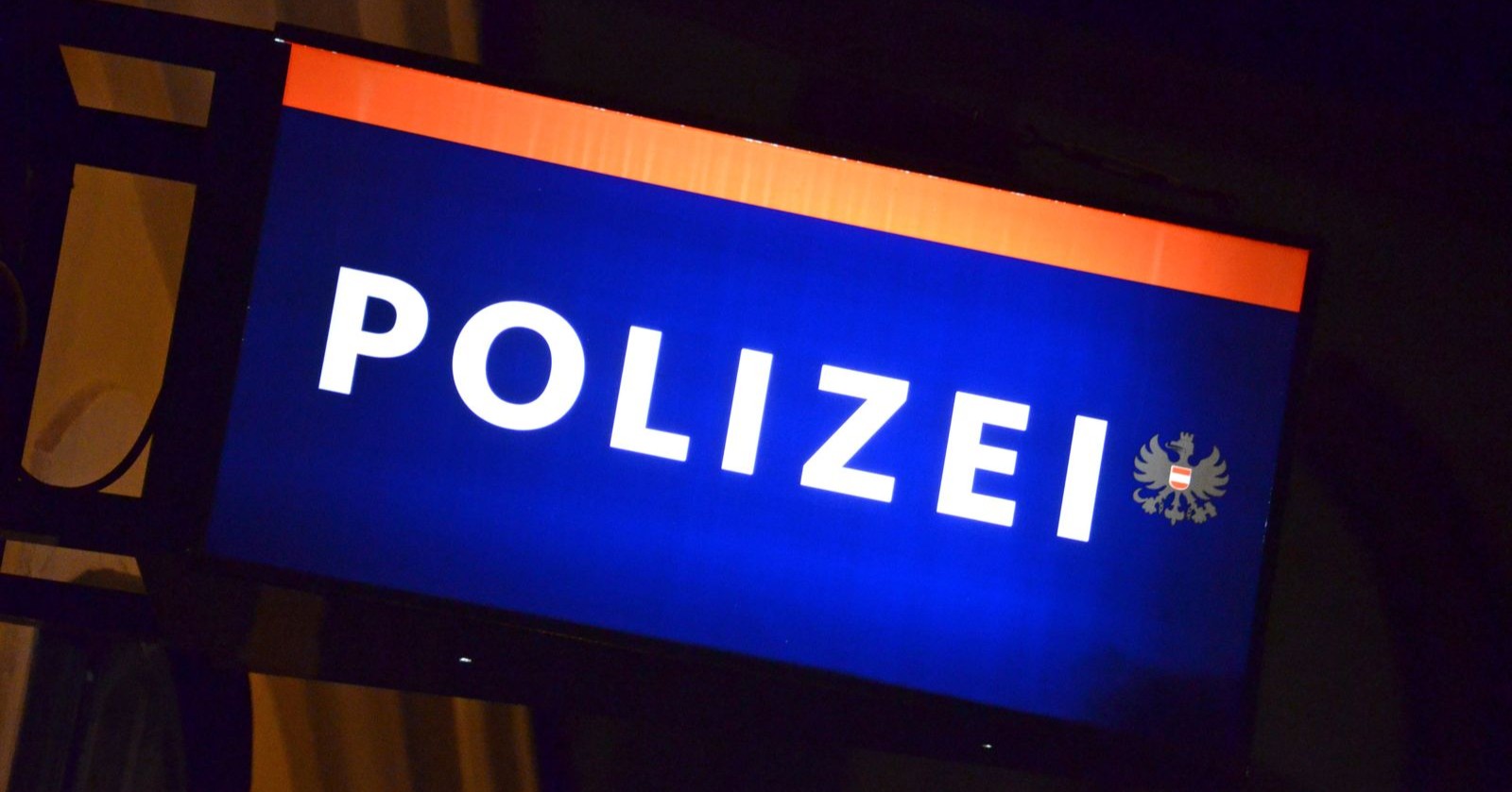 blau-rotes Polizeischild