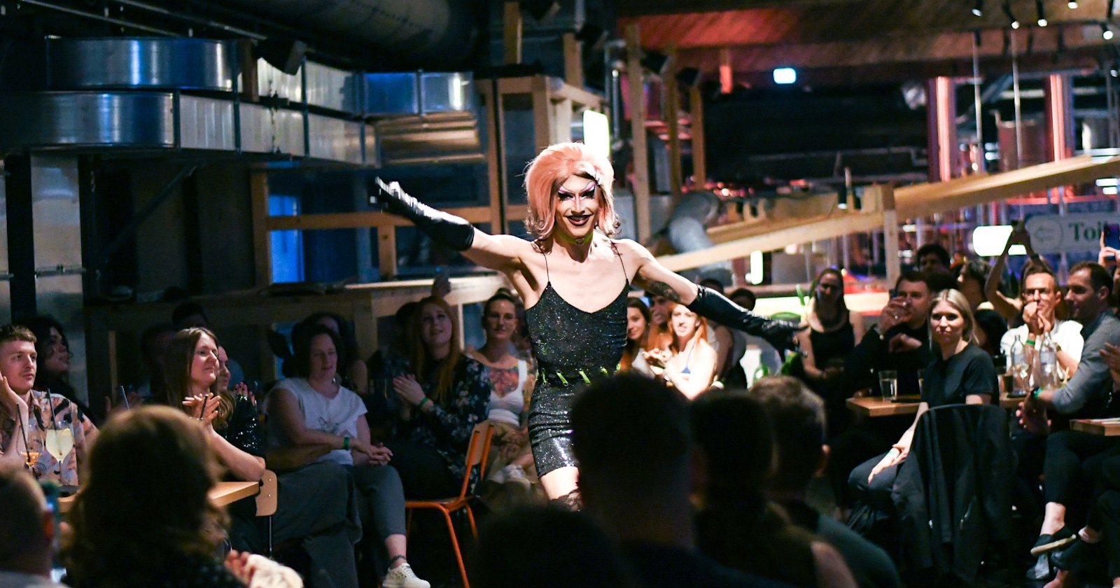 Dra Queen breitet mitten im Publikum die Arme aus