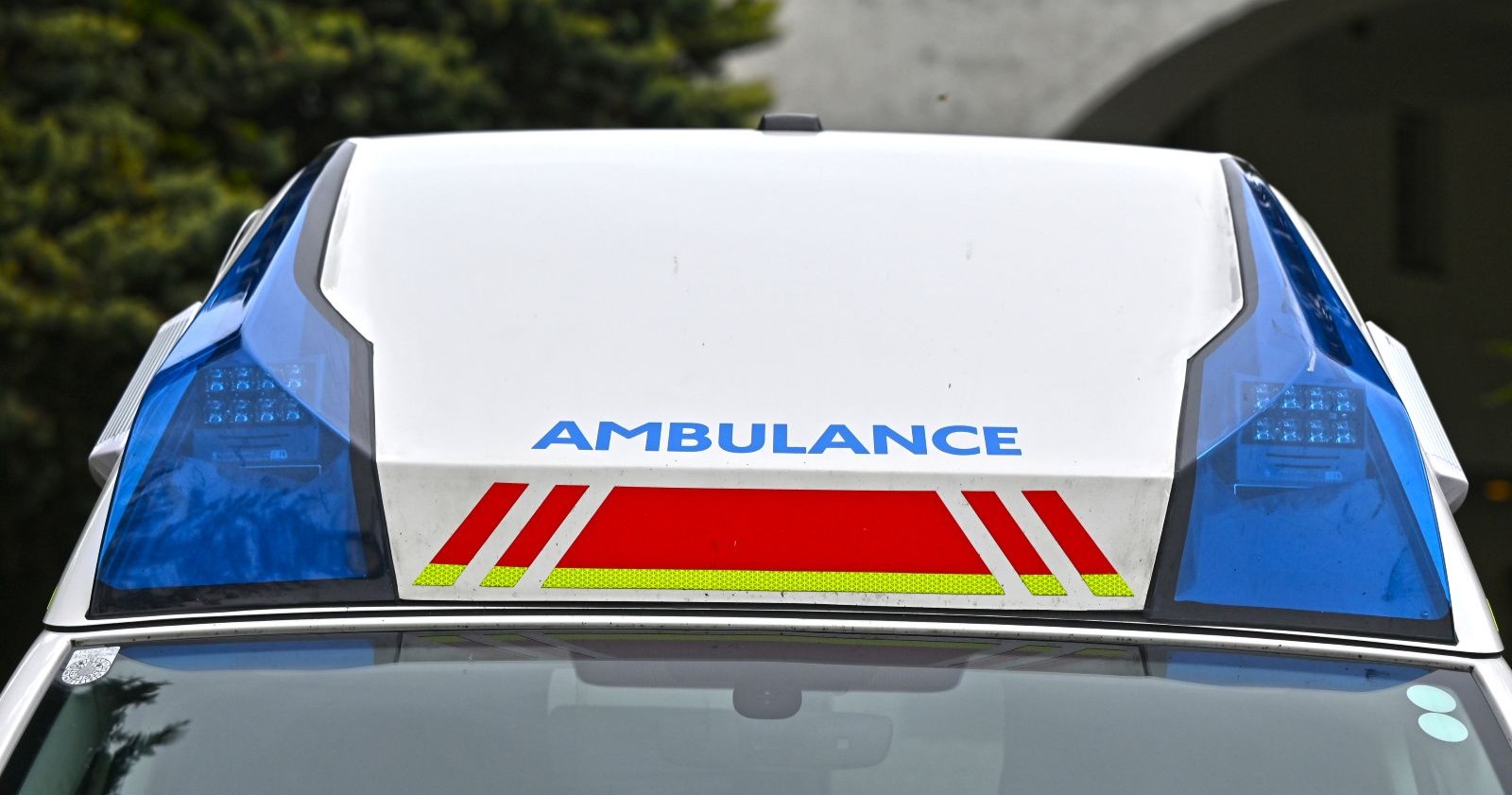 Rettungswagen von oben mit Aufschrift &quot;Ambulance&quot;, Blaulicht ist nicht eingeschaltet