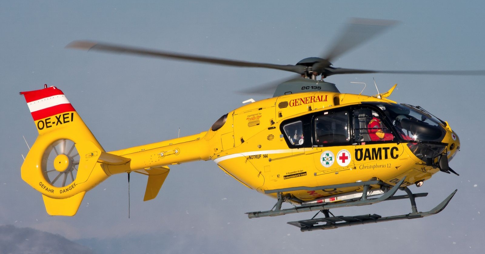Gelber Rettungshubschrauber des ÖAMTC