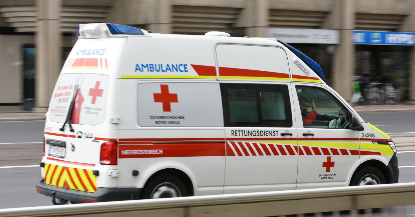 Rettungswagen fährt schnell, tagsüber