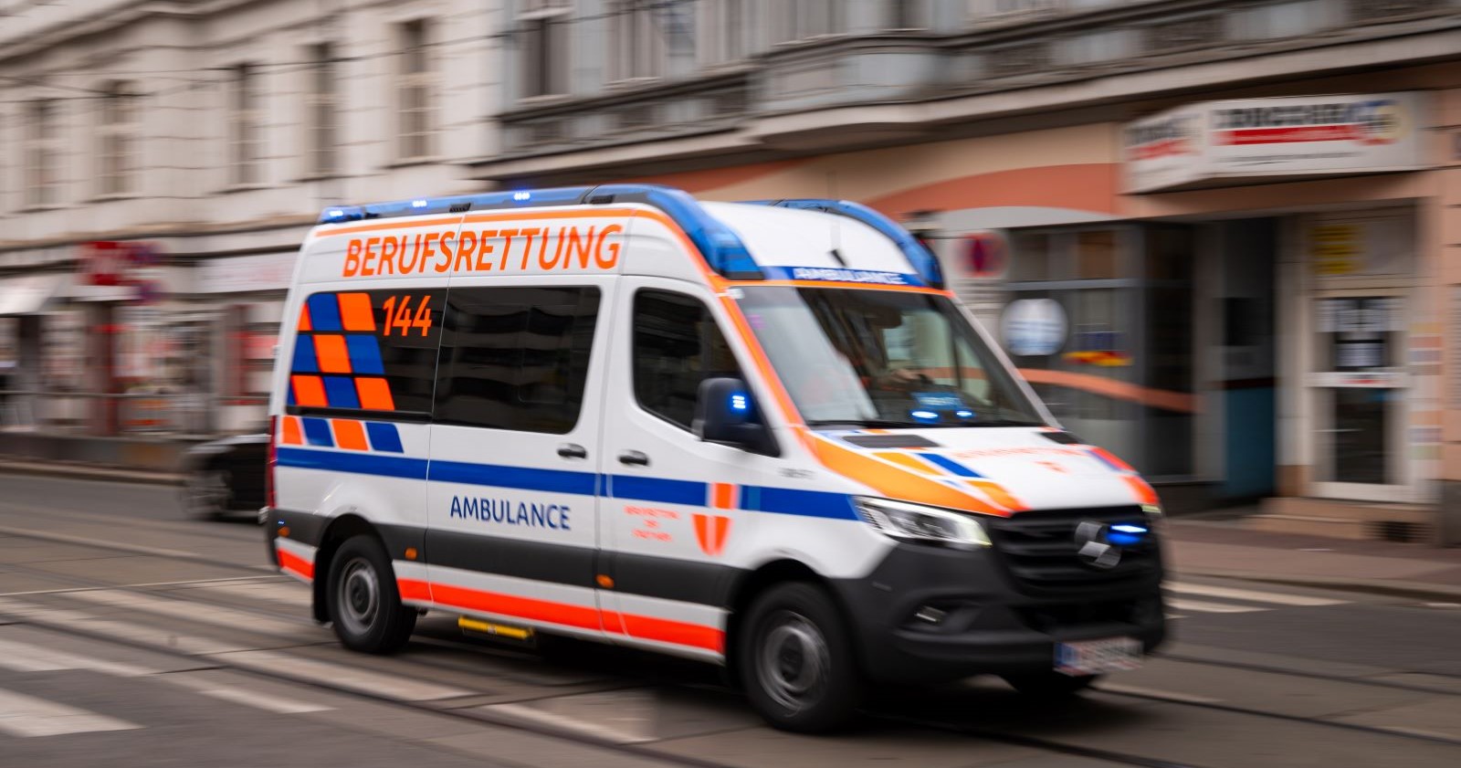 Rettungswagen fährt schnell in Wien