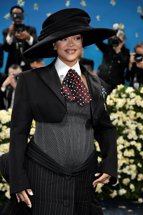 Rihanna im schwarzen Outfit mit großem schwarzen Hut und deutlichem Babybauch bei der Met Gala 2025
