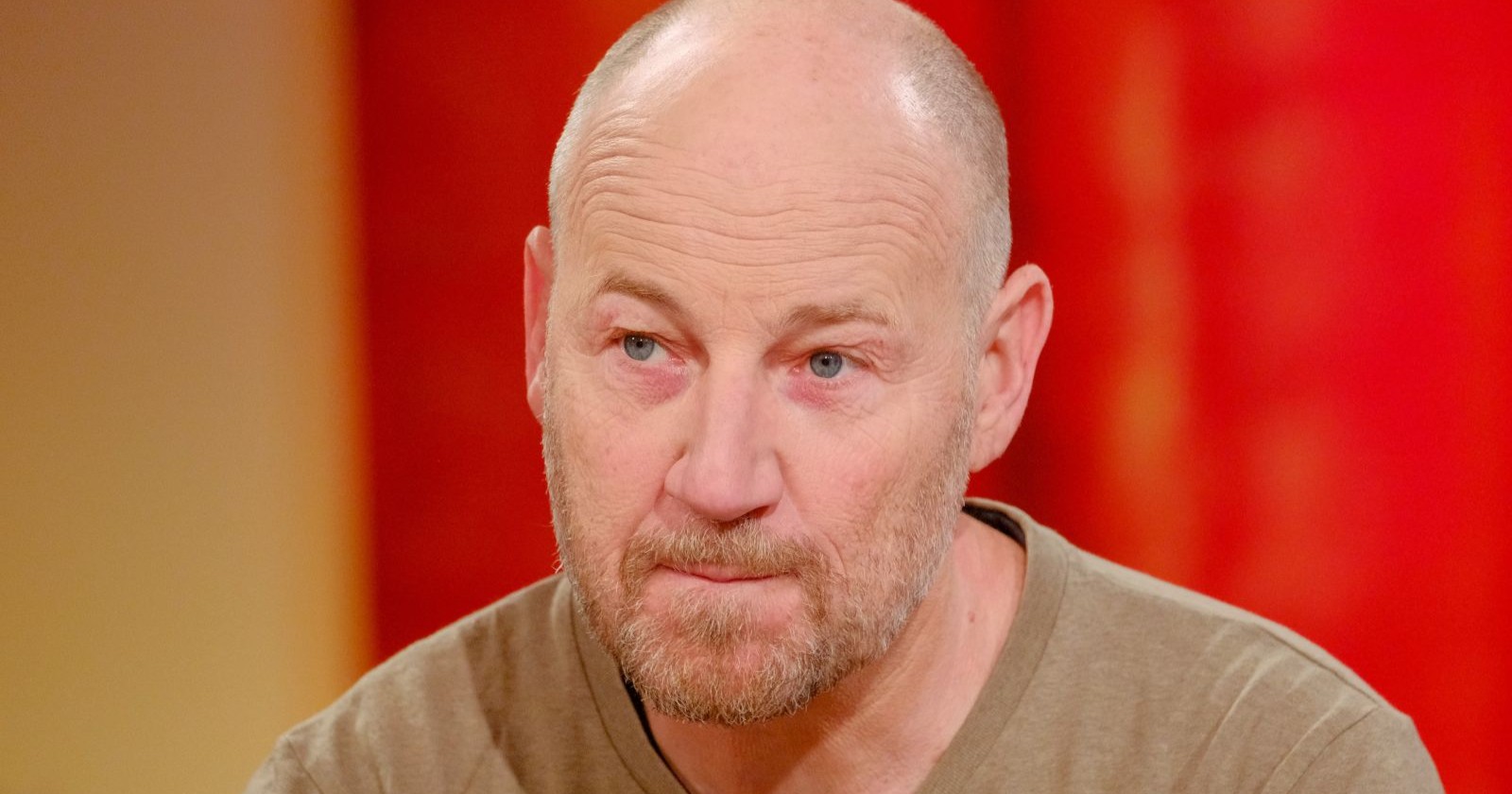 Roland Düringer mit ernstem Gesichtsausdruck