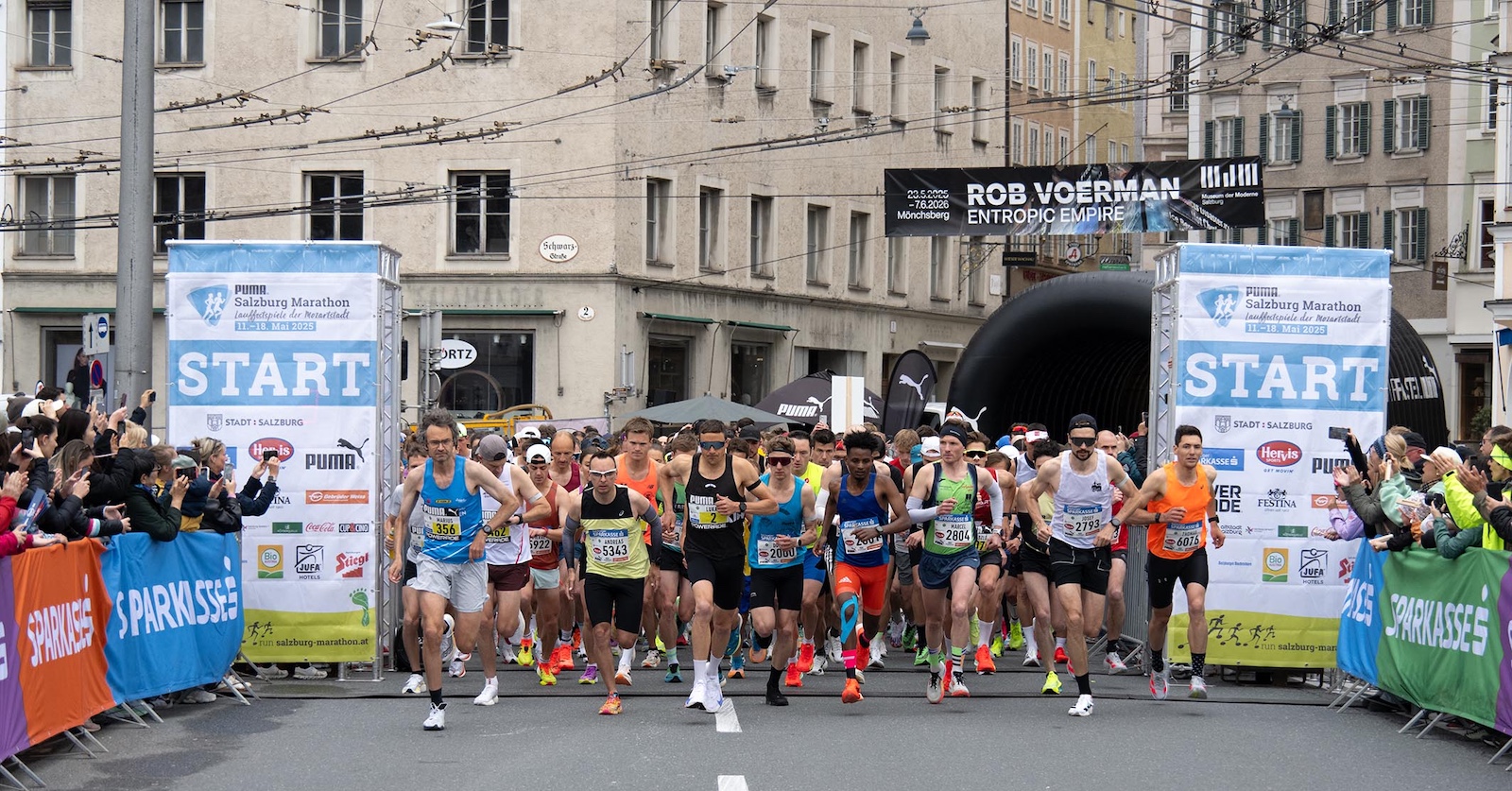 Punkt 9 Uhr fiel der Startschuss: Tausende Läufer machten sich bei Wind und Regen auf den Weg durch die Straßen der Mozartstadt.