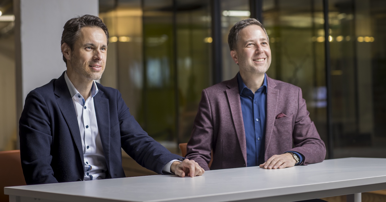 Georg Grundbichler und Thomas Maierhofer sitzen an einem Tisch.