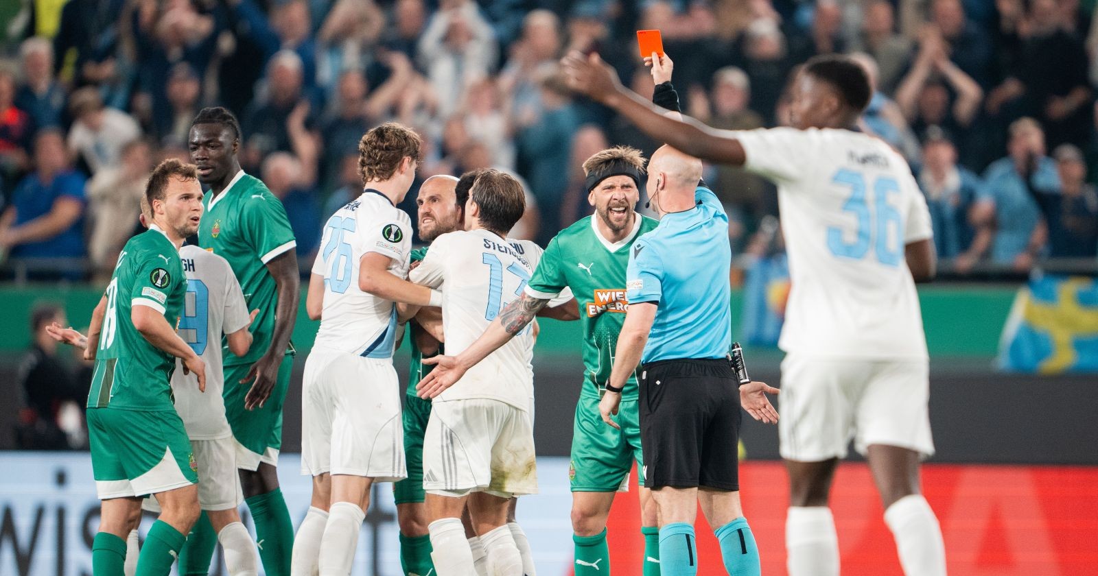 Schiedsrichter Anthony Taylor zeigt Serge-Philippe Raux-Yao (SK Rapid) die rote Karte am Donnerstag