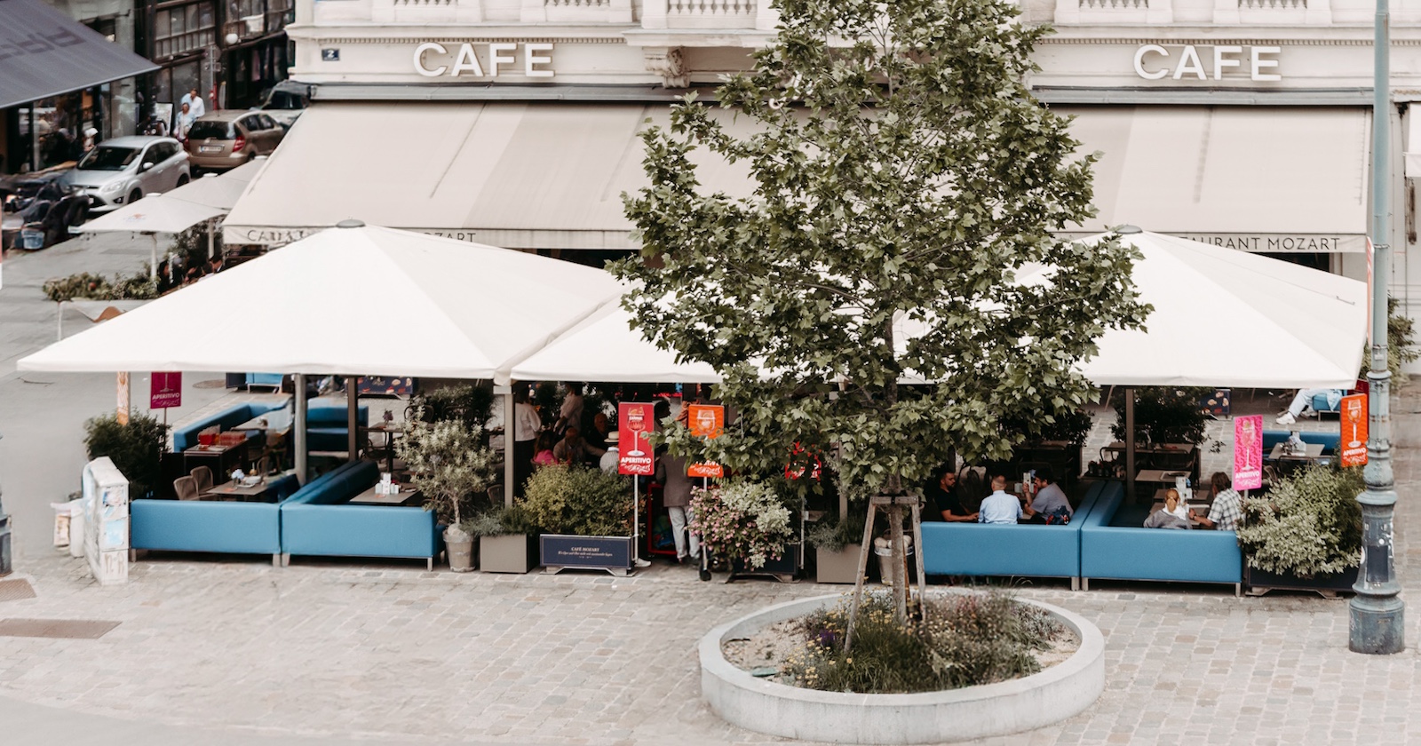 Blick von oben auf den neuen Gastgarten des Café Mozart