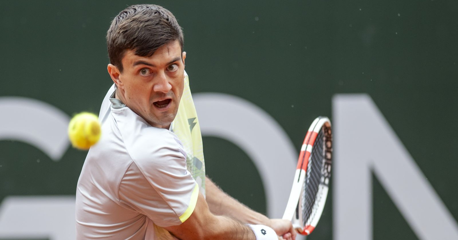 Sebastian Ofner retourniert einen Ball von Karen Khachanov in Genf