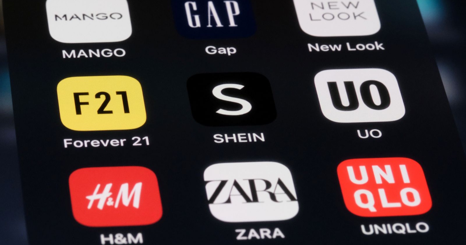Bildschirm mit Apps: Mango, Gap, New Look, Forever 21, SHEIN, UO, H&amp;M, Zara, Uniqlo