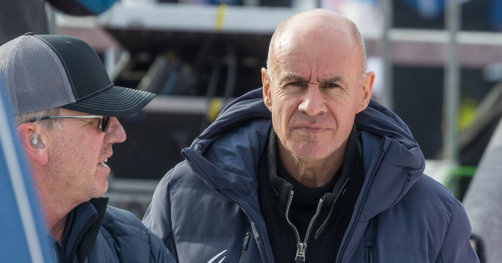 Mike Kertesz (FIS Technischer Betriebsleiter, Ski Alpin Herren), Johan Eliasch (FIS Präsident) am Sonntag, 24. November 2024