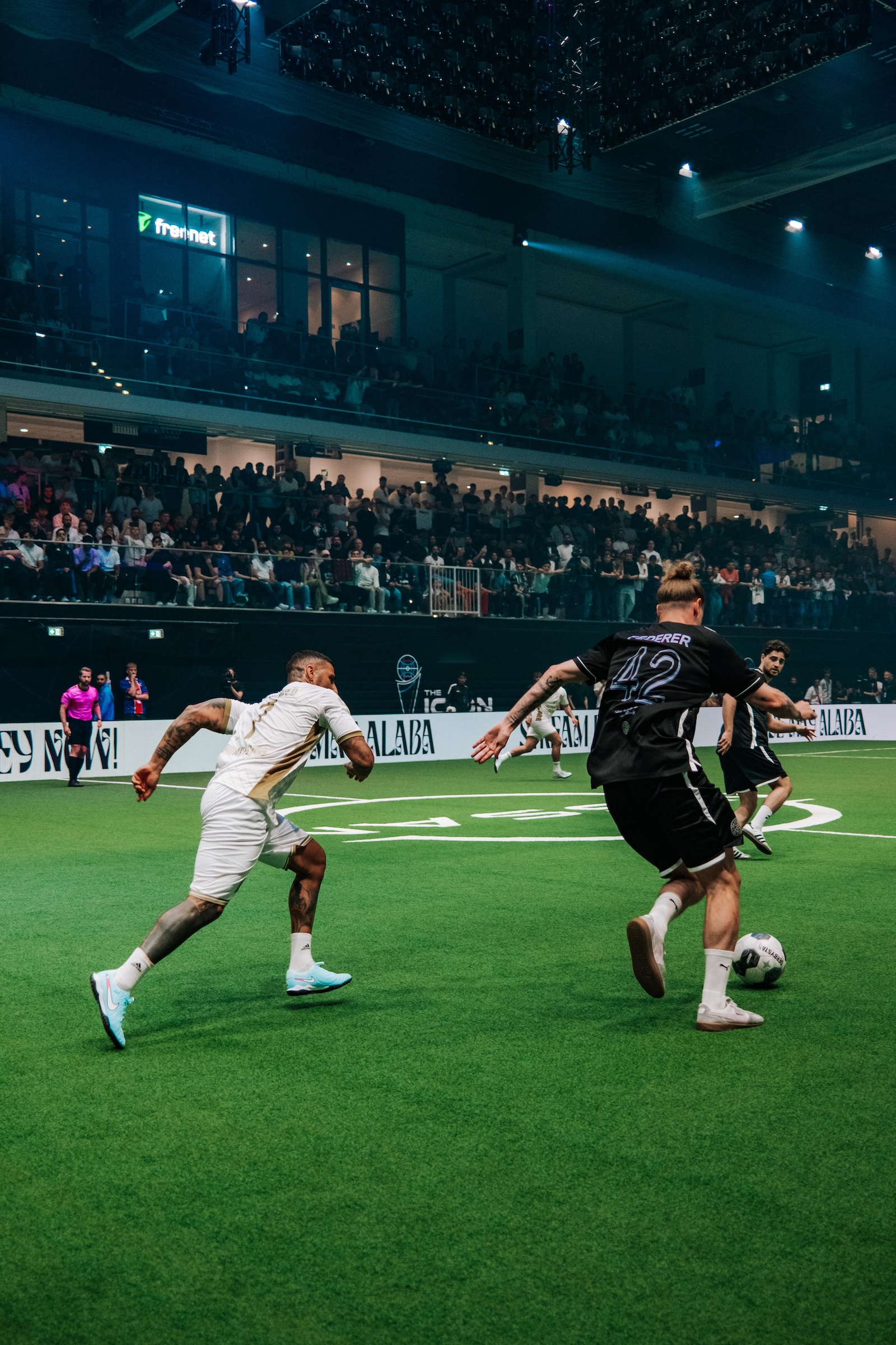 Stefan Federer vom Team DNA Athletics im Zweikampf mit Ricardo Quaresma.