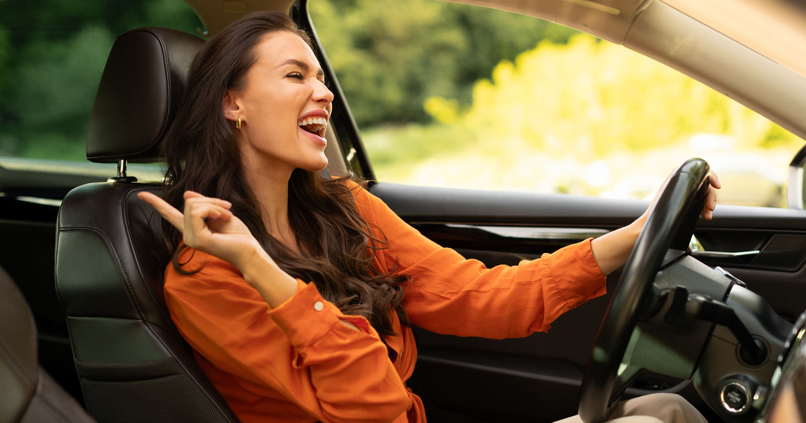 Frau singt im Auto | Credit: iStock.com/Olena Miroshnichenko