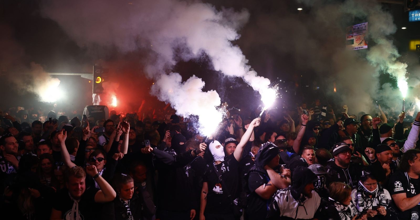 Hunderte Sturm-Graz-Fans feiern ausgelassen in der Nacht – dichte Rauchschwaden, Pyrotechnik und vermummte Anhänger prägen das Bild der eskalierenden Meisterfeier.