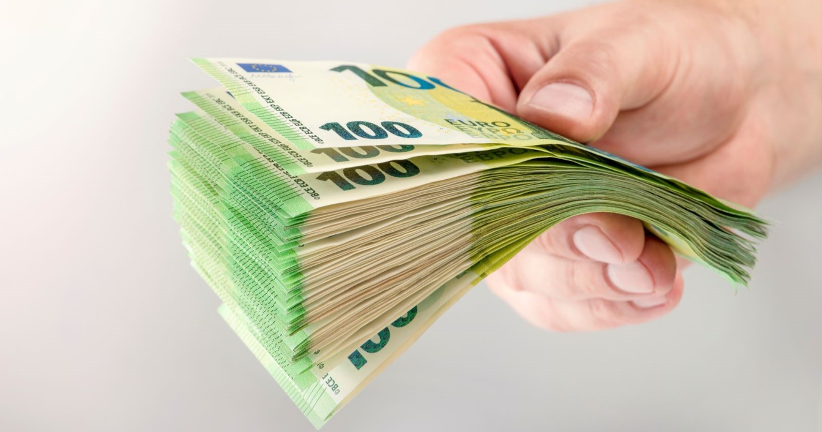 Ein Bündel 100-Euro-Scheine – Symbolbild für hohe Geldleistungen aus der Mindestsicherung im Zusammenhang mit dem Fall der syrischen Großfamilie in Wien.