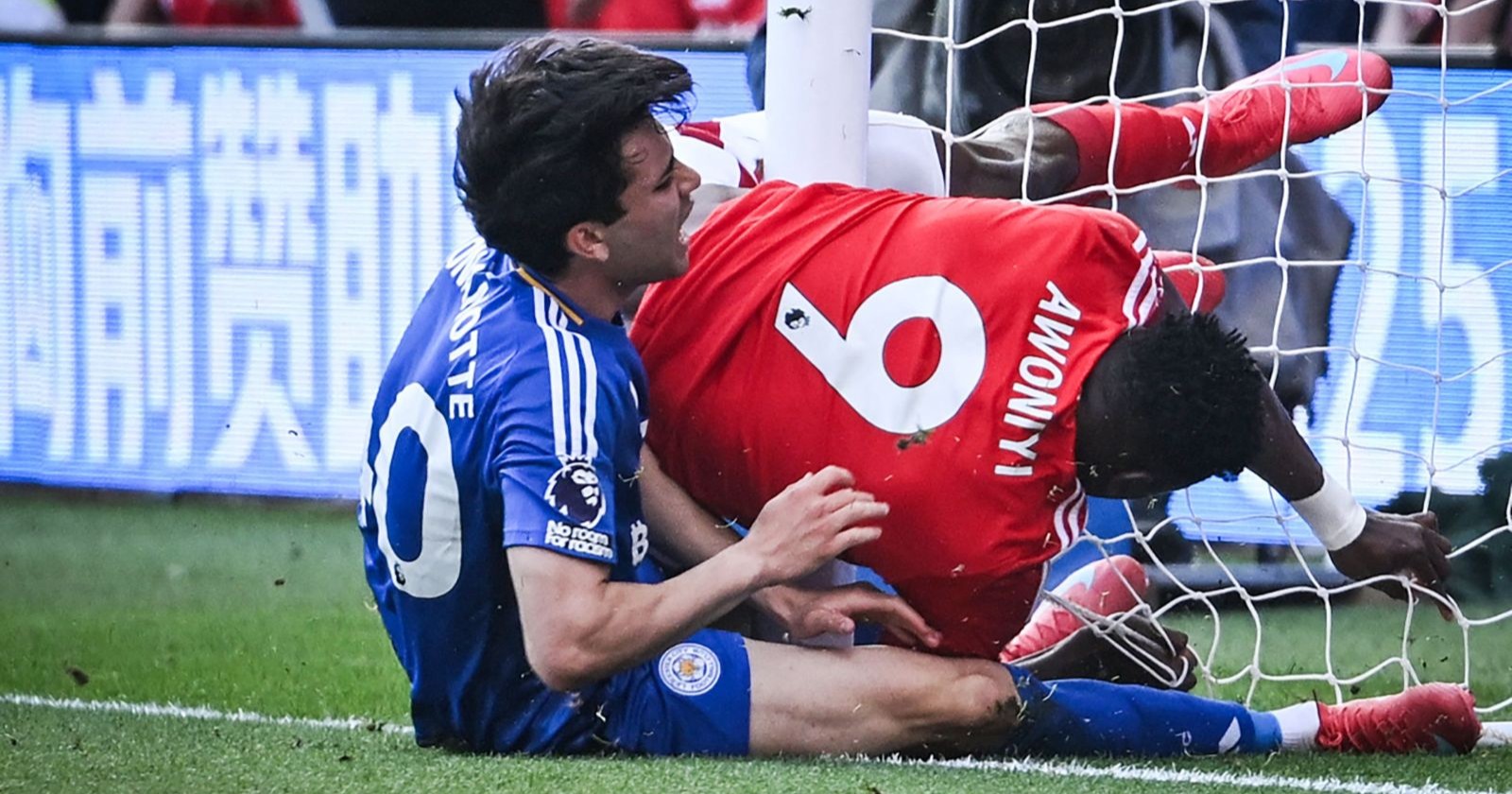 Taiwo Awoniyi (C) and Leicester City's Argentinian midfielder #40 Facundo Buonanotte (L)