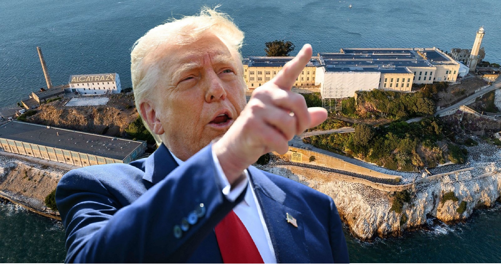 US-Präsident Donald Trump, redend gestikulierend vor einer Luftaufnahme des Hochsicherheitsgefängnis Alcatraz