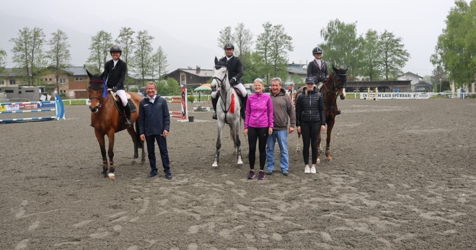 Vertreter des Porsche Reitclubs mit drei Reiter.