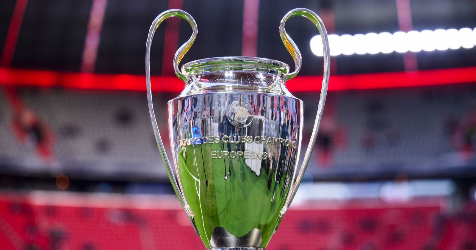 Der Pokal der UEFA Champions League steht vor dem Spiel im Stadion.