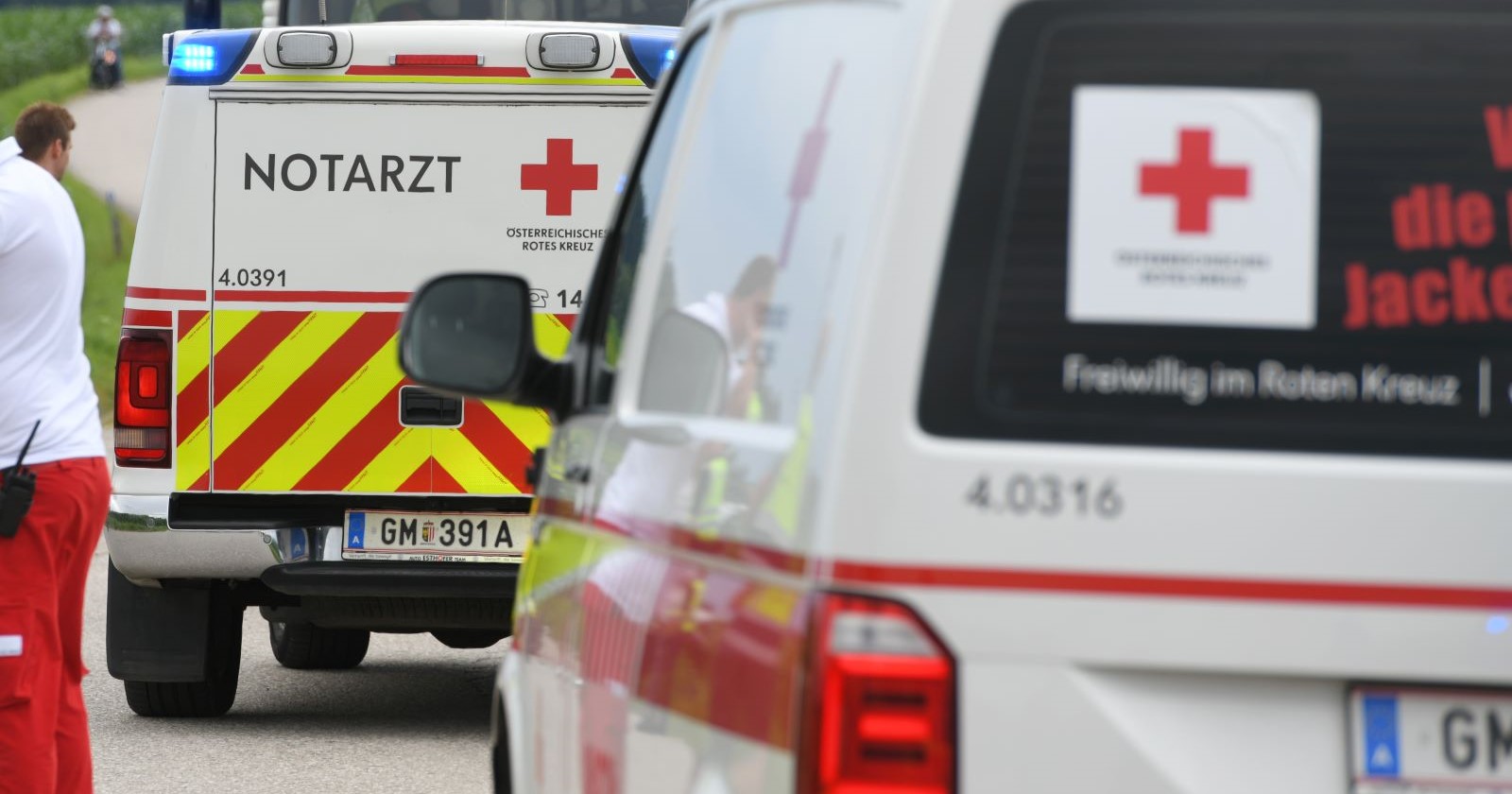 Fahrzeuge des Österreichischen Roten Kreuzes, darunter ein Notarztwagen: Themenbild für den Unfall in der Hachleschlucht