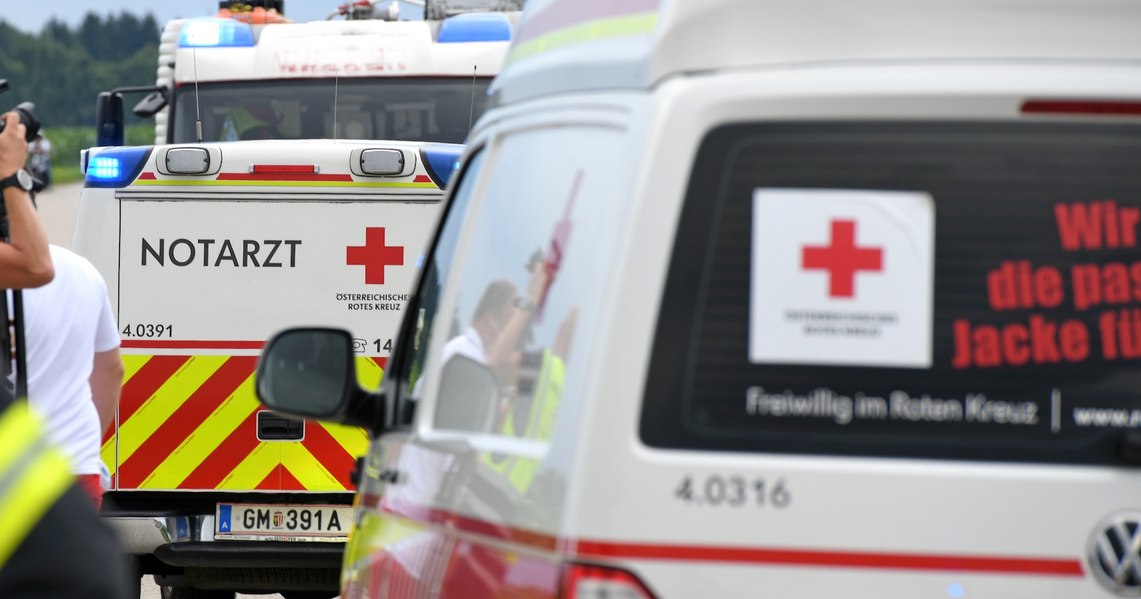 Zwei Rettungsautos an einem Unfallort.