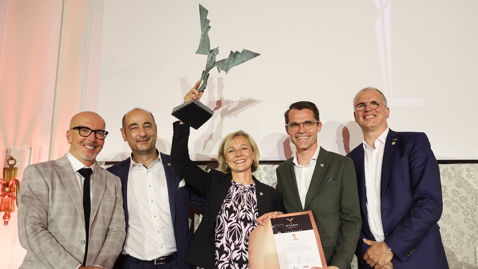 Das Team von Vega mit dem Wikarus-Preis.