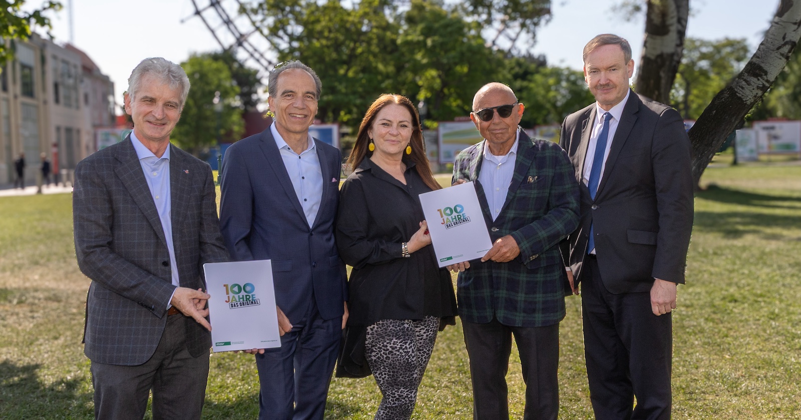 Vertreter des Verbands der Markenartikelindustrie und Partner  auf der Kaiserwiese vor dem Wiener Riesenrad