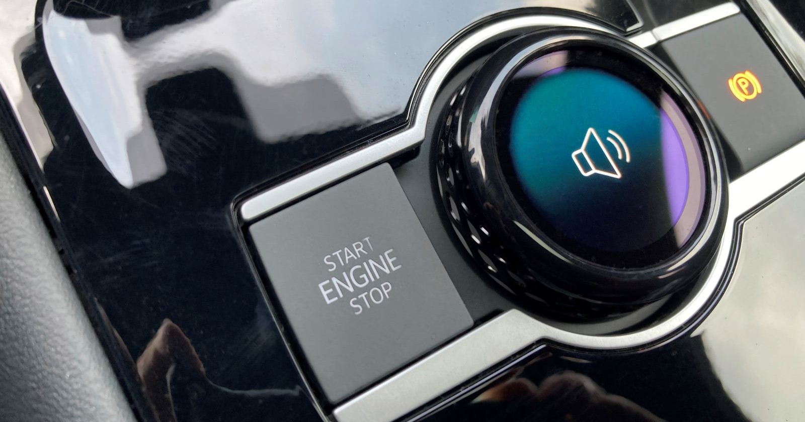 Der „Multifunktionsdrehknopf“ des VW Tayron im Bereich der Mittelkonsole, dieser dient der Lautstärkenregelung oder auch der Einstellung der Fahrmodi.