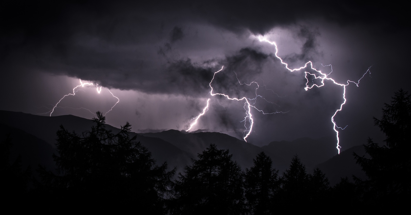 Blitzgewitter im Gebirge.