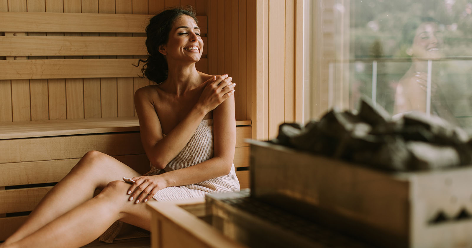 Frau sitzt in der Sauna | Credit: iStock.com/boggy22