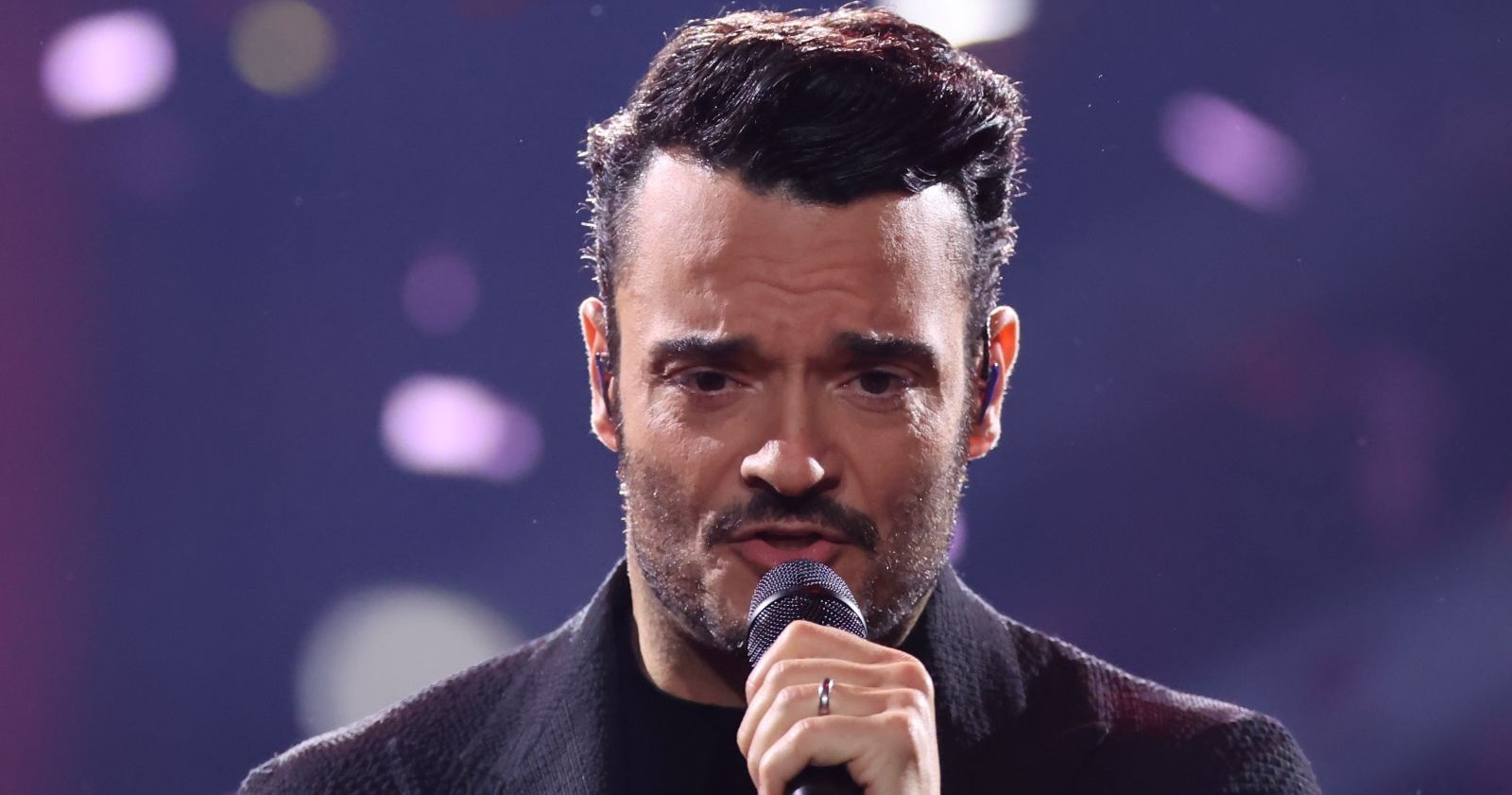 Giovanni Zarrella singt ins Mikrophon.