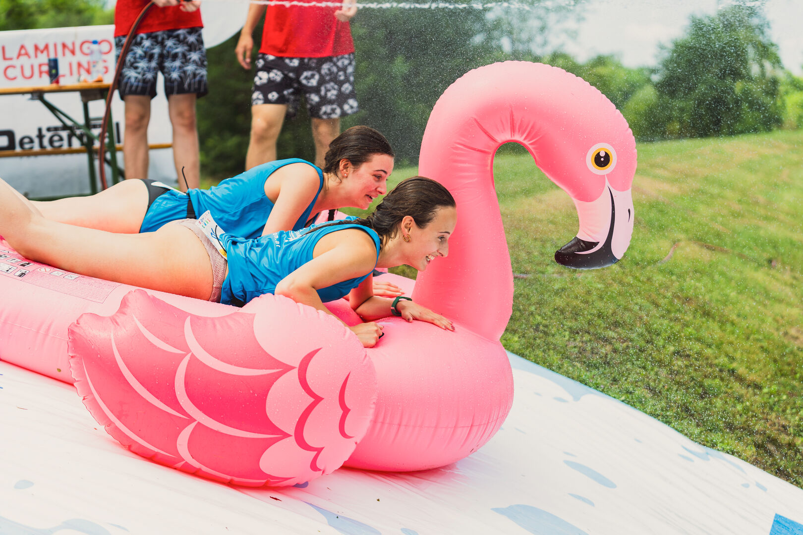 Zwei Frauen auf einem Flamingo