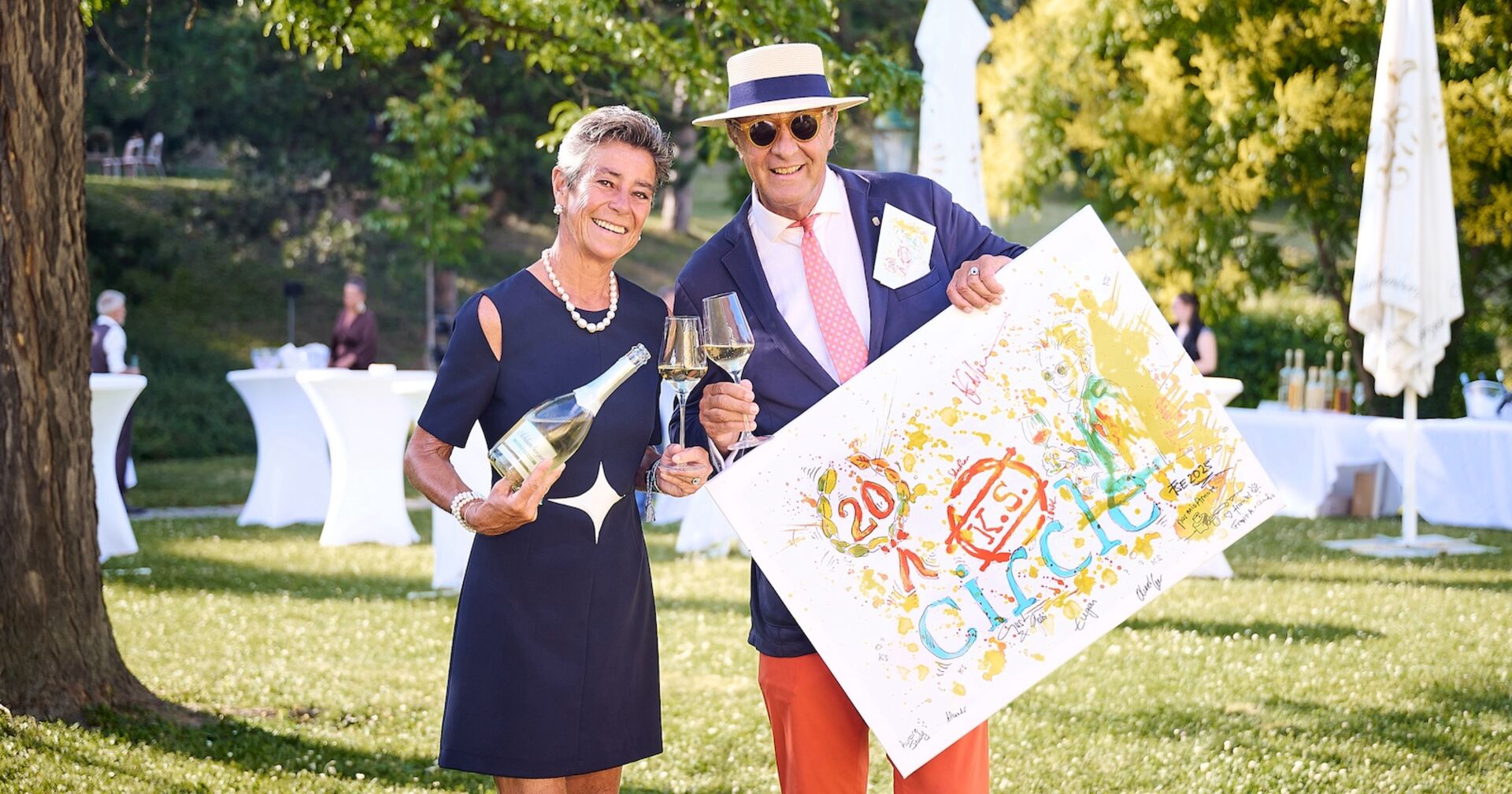 Porträt stehend mit gemalten Schild und Magnum Flasche