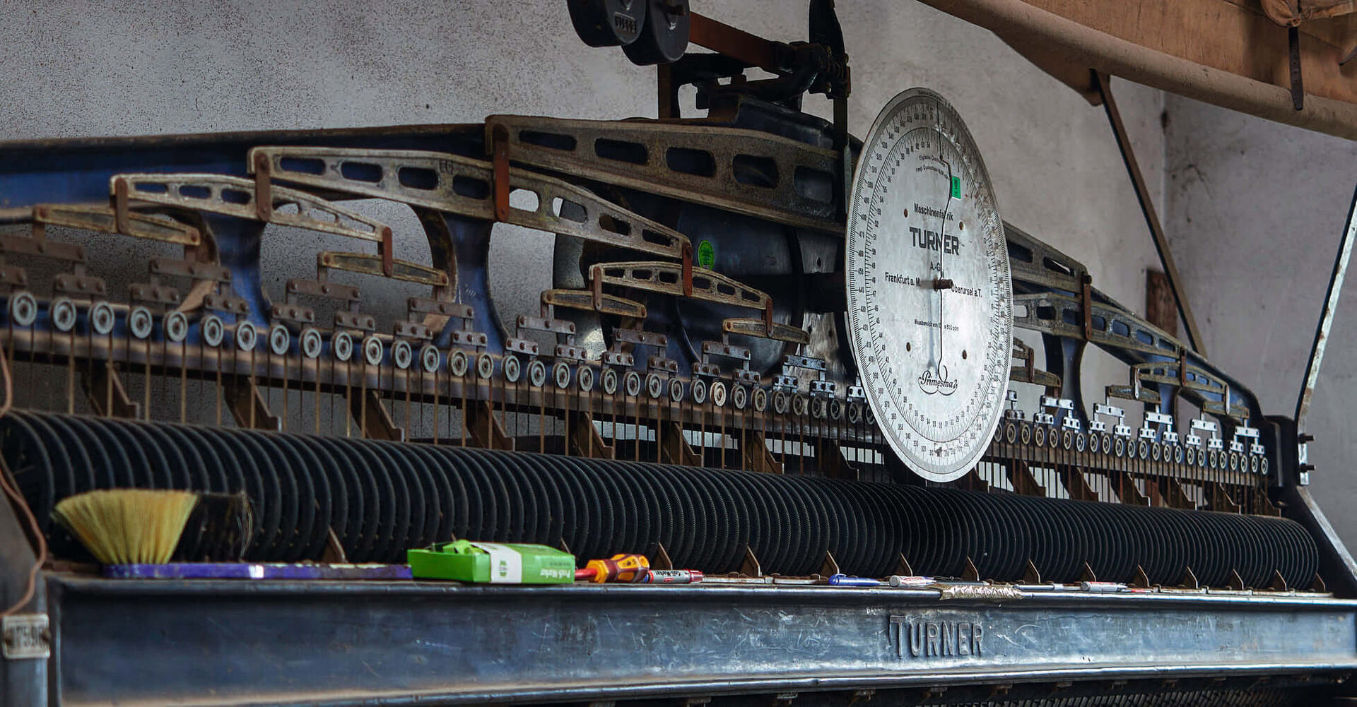 Messmaschinen ­wurden bis zur Einführung elektronischer ­Verfahren zur Bestimmung des Flächen­inhalts der ungleichmäßig geformten Lederhaut verwendet.