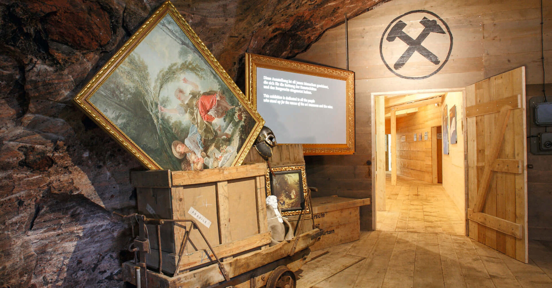 Nicht nur Bergwerkshistorie wird in den Salzwelten erlebbar – auch  Zeitgeschichte, wie die Rolle der Bergleute, die in den Endwirren des Zweiten Weltkriegs die Zerstörung von Kunstschätzen in Bad Aussee verhinderten.