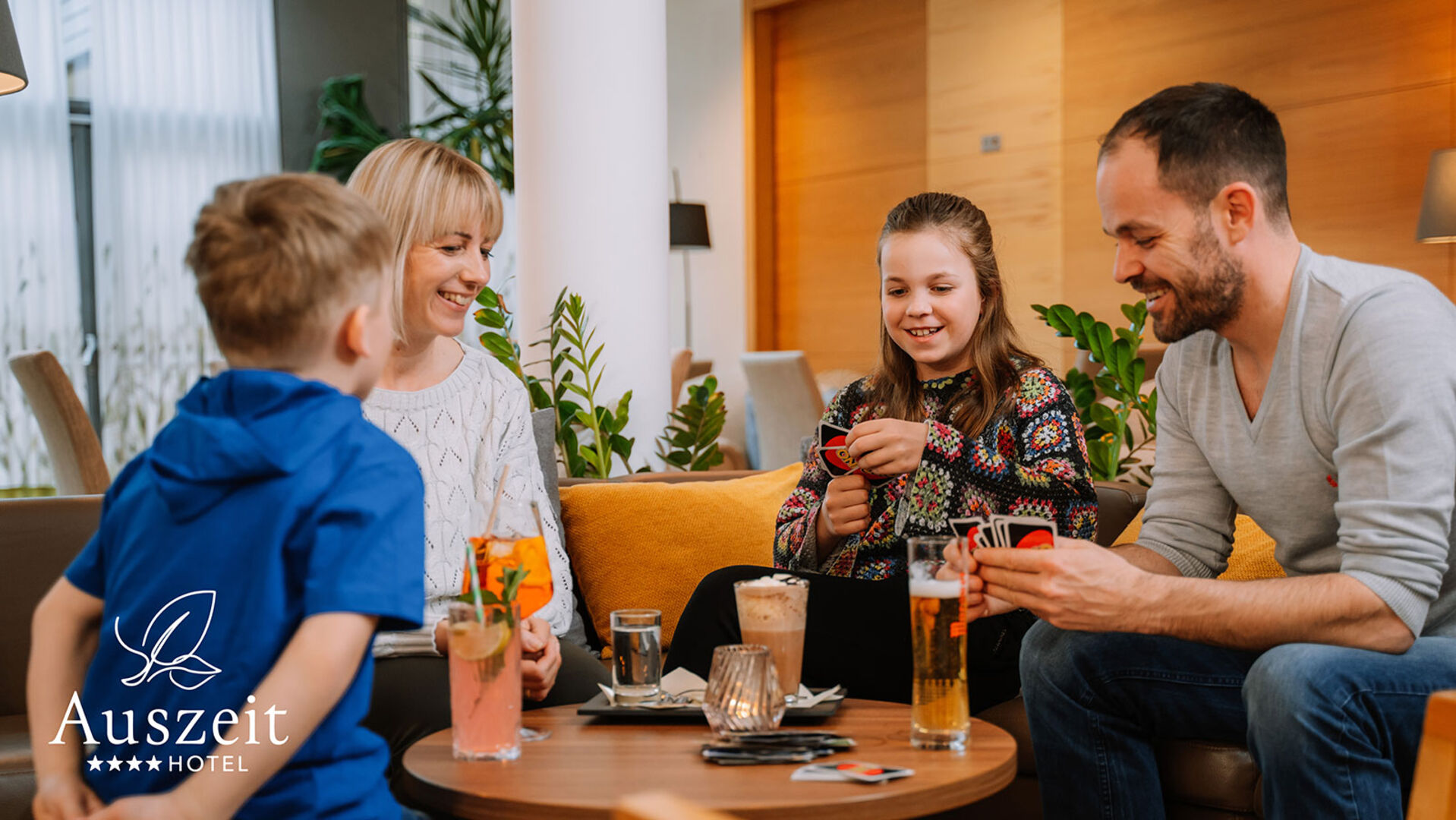 Familie beim gemütlichen Beisammensein | Credit: Auszeit ****Hotel St. Lambrecht