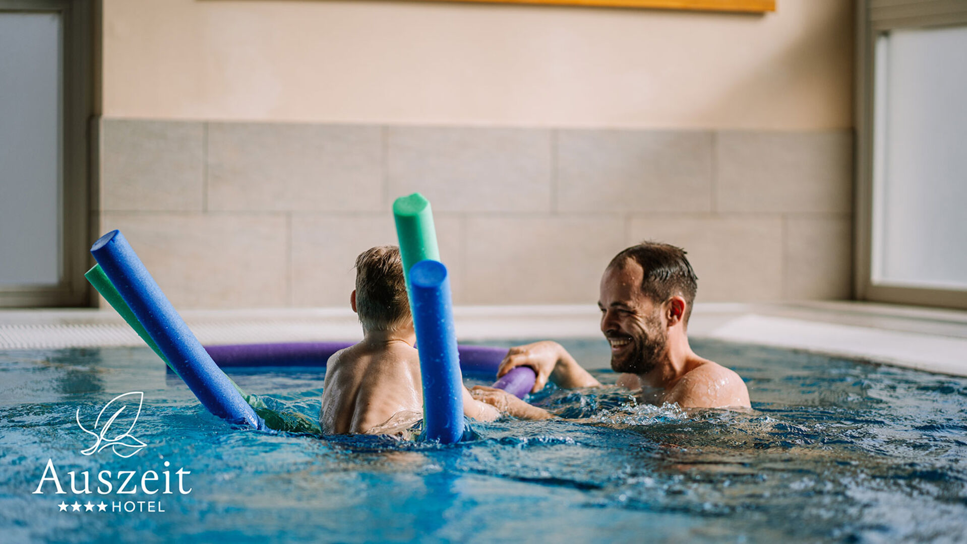 Mann mit Sohn beim Schwimmen im Pool | Credit: Auszeit ****Hotel St. Lambrecht