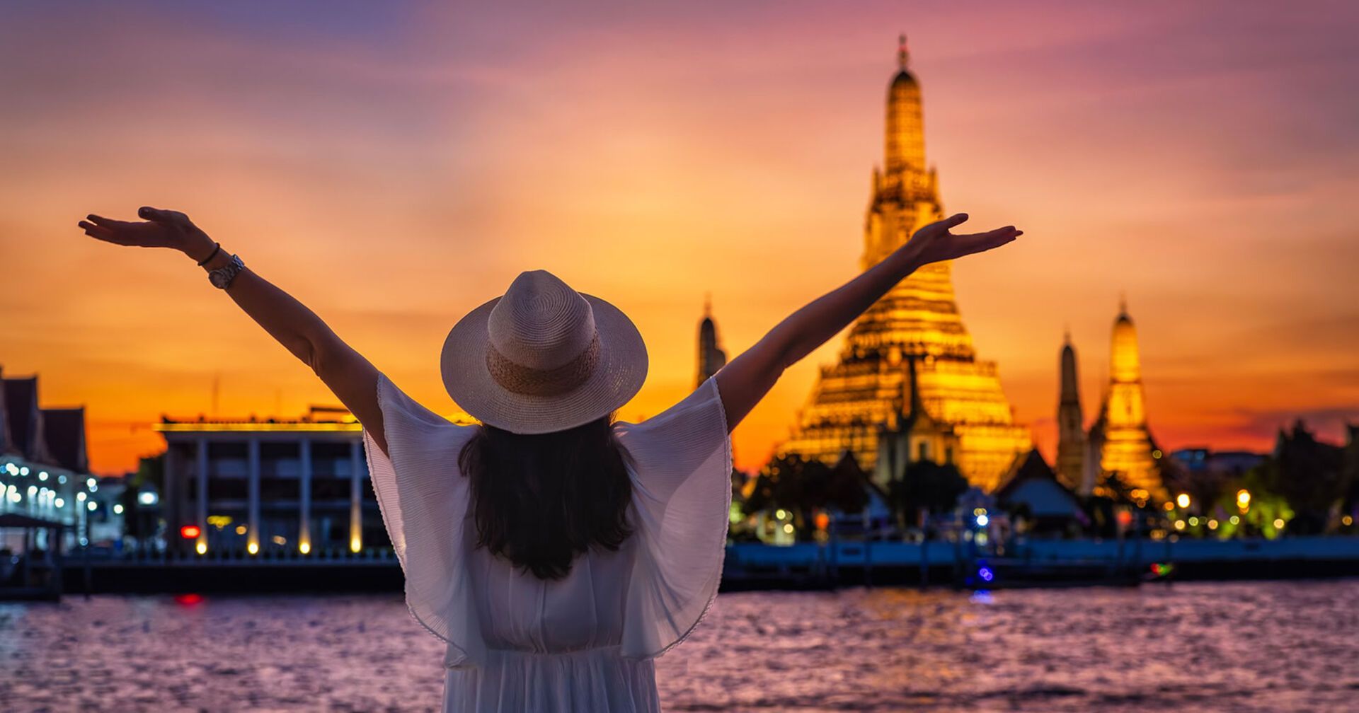 Junge Frau mit Hut im Abendrot in Bangkok | Credit: iStock.com/SHansche