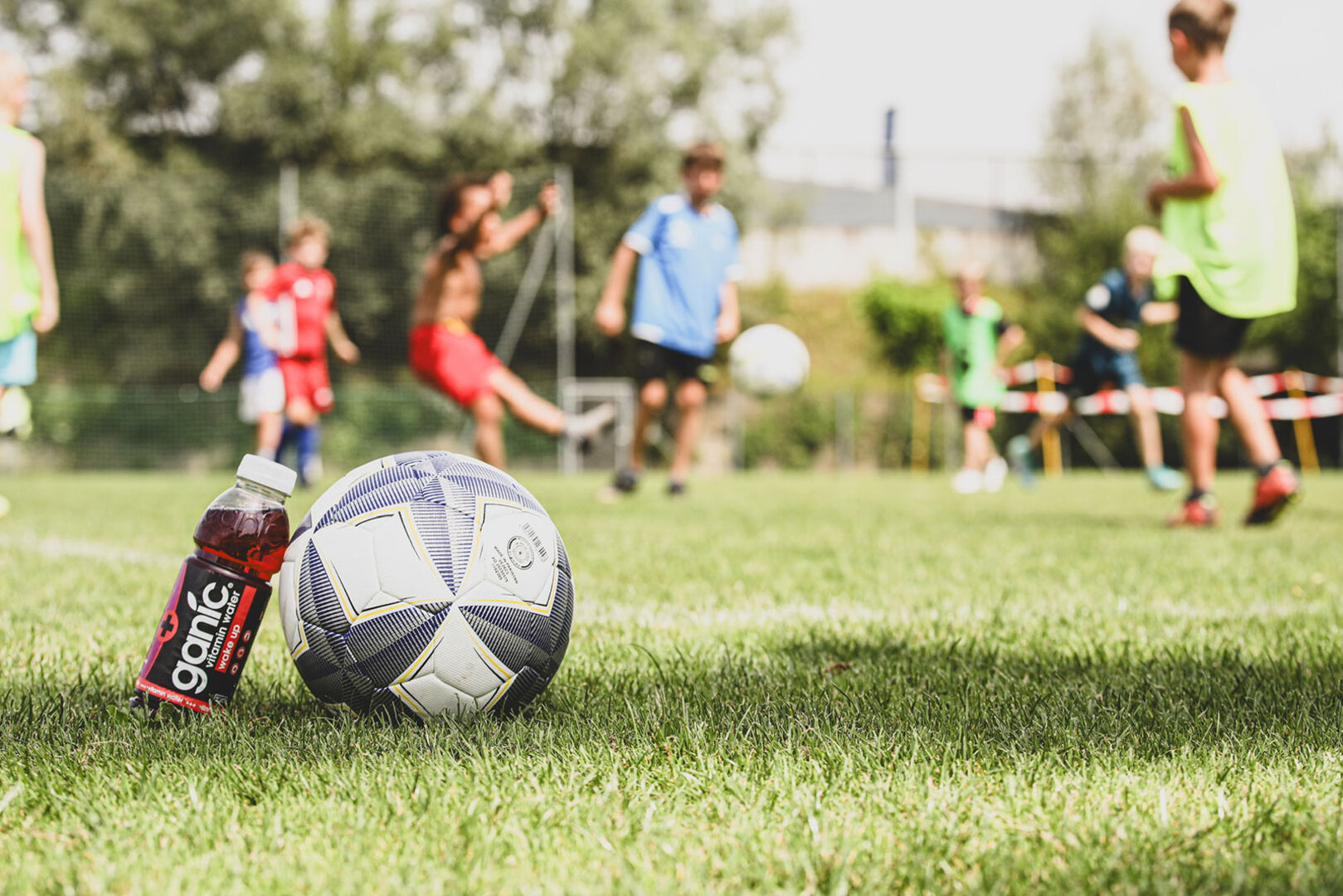 Junge Männer beim Fußballspiel | Credit: premium-drinks &amp; more