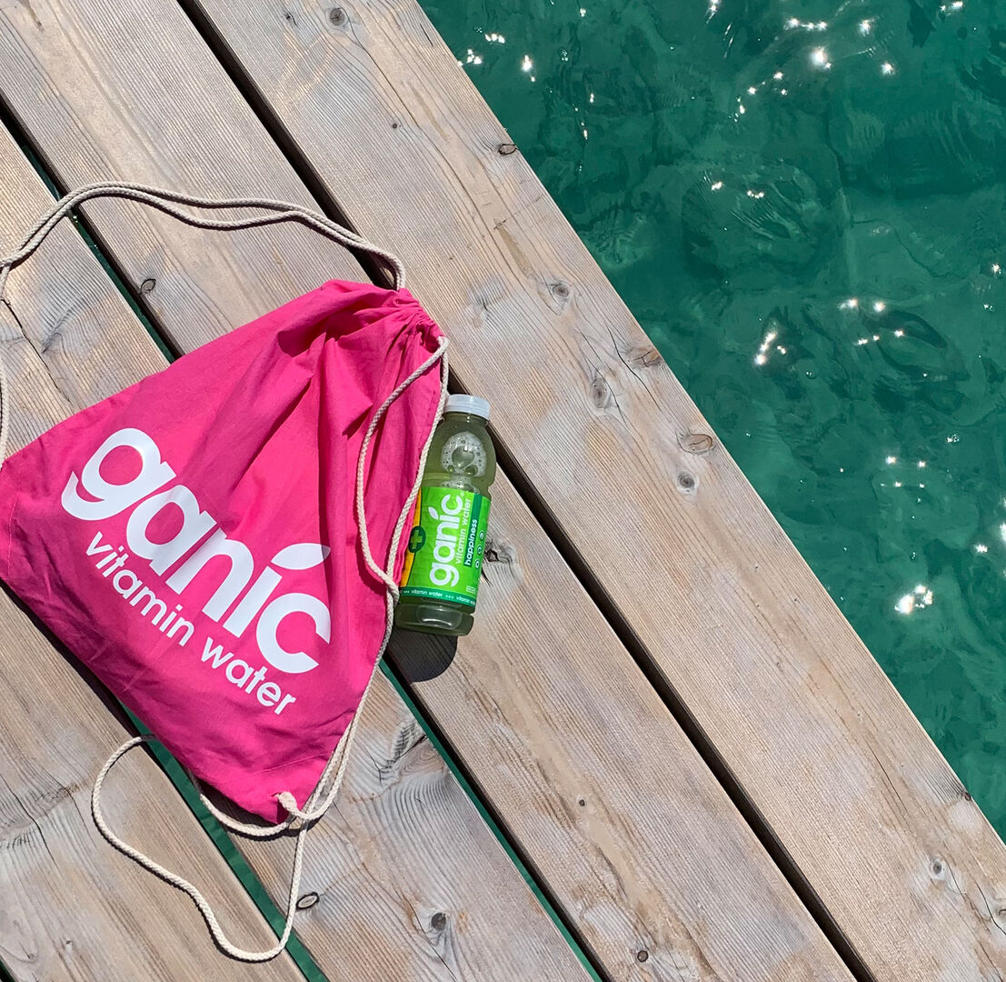 Beutel in Pink mit Getränkeflasche | Credit: premium-drinks &amp; more