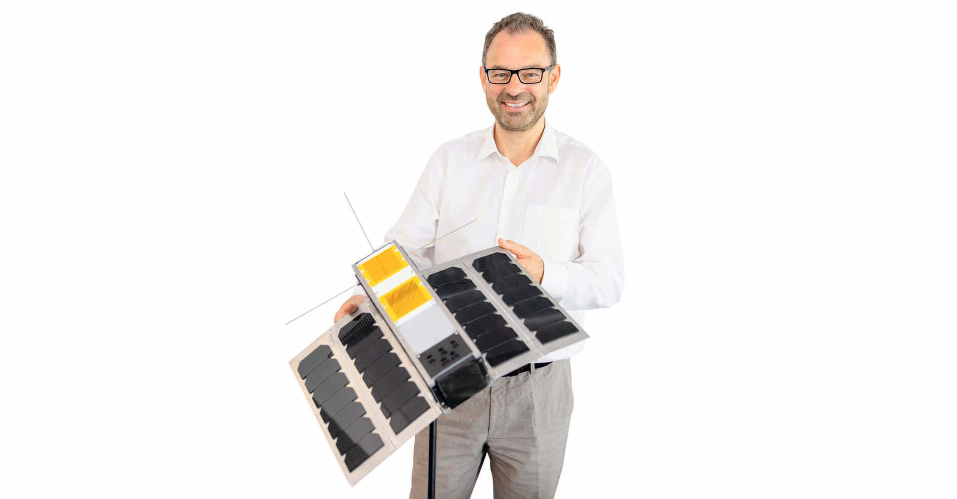 Kurt Kober, Geschäftsführer Beyond ­Gravity Austria, mit einem Modell des österreichischen Satelliten „Pretty“.