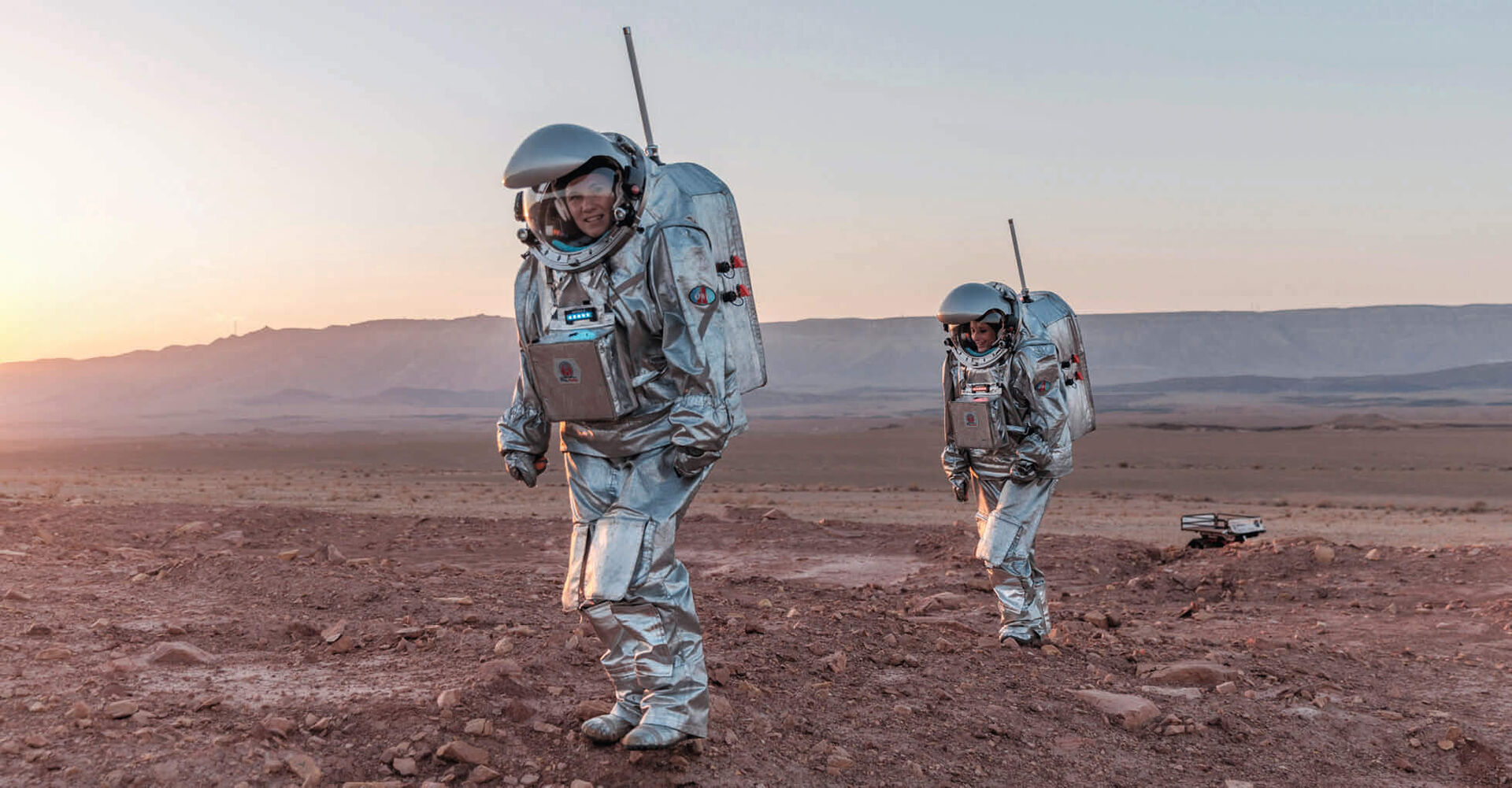 Zwei Analog-Astronautinnen beim Außeneinsatz im Rahmen einer Mars-Analog-Mission. Hier werden die unwirtlichen Bedingungen am Roten Planeten simuliert.