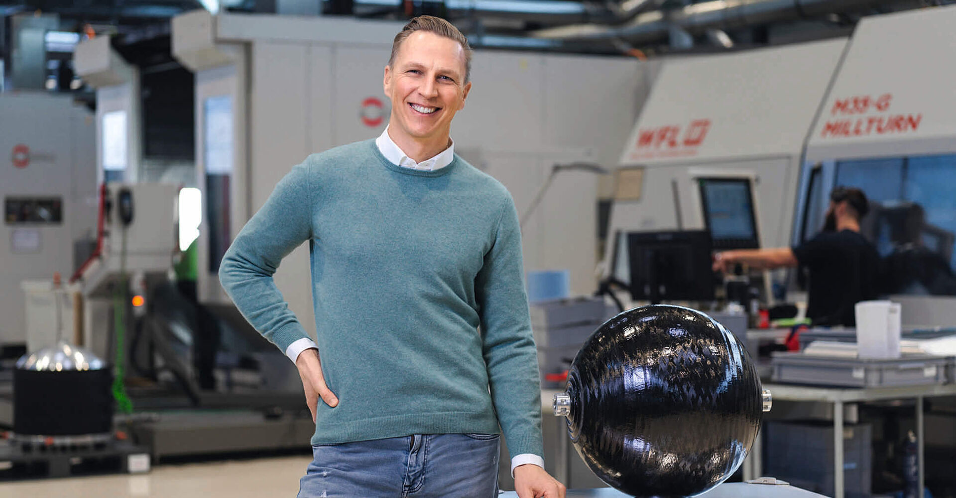 Dieter Grebner kommt ursprünglich aus der Formel 1. ­Heute baut sein Unternehmen Peak ­Technology in Holzhausen nahe Wels Teile für Weltraummissionen wie diesen Flüssig-Sauerstofftank für Träger­raketen.