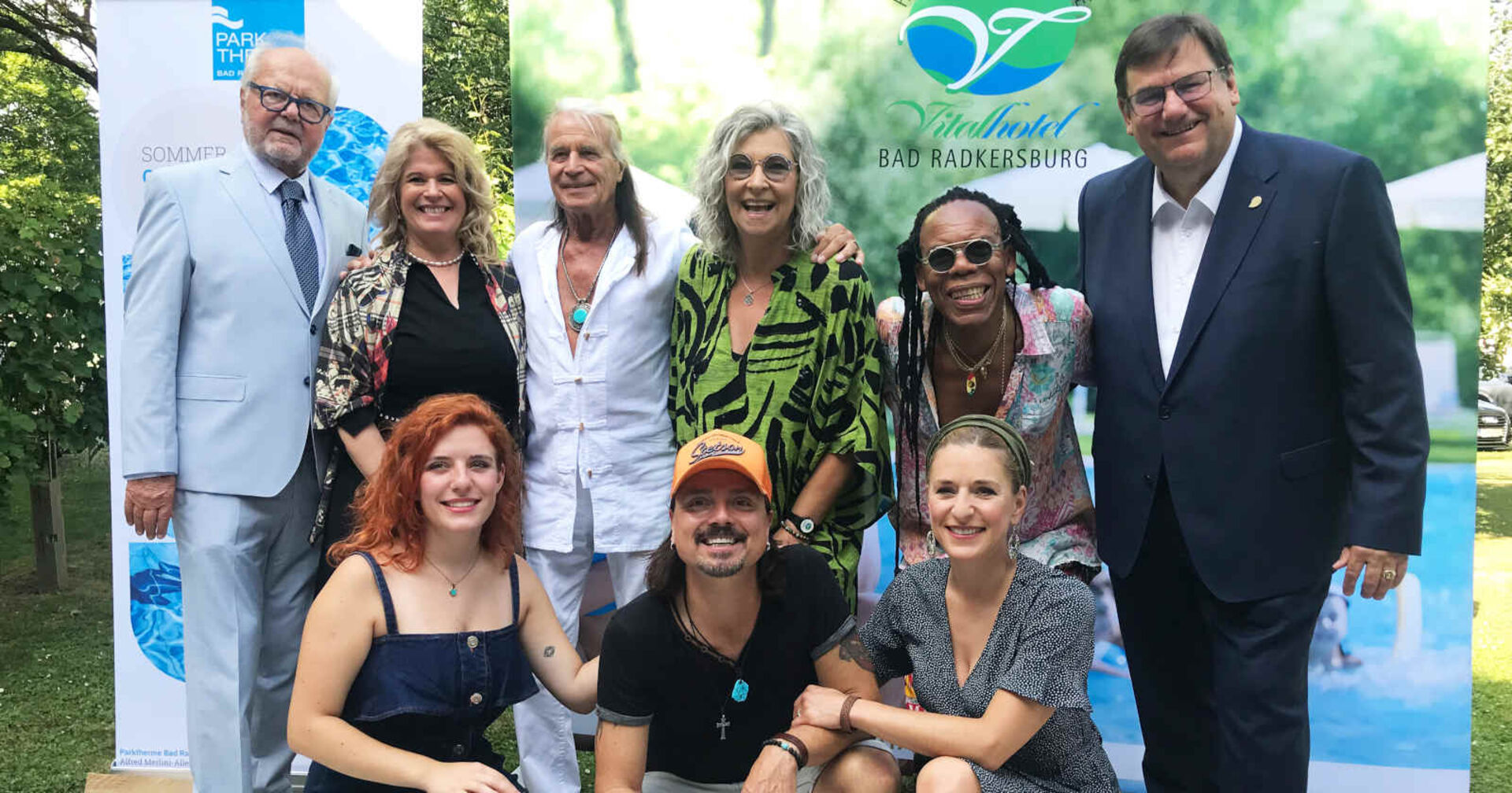 Mehrere Menschen posieren gemeinsam für ein Foto