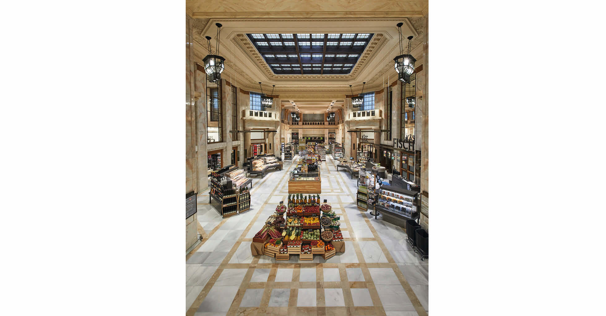 Einkaufen am „Dritten Ort“: Interspar in einem ehemaligen Bankgebäude am Schottentor in Wien.