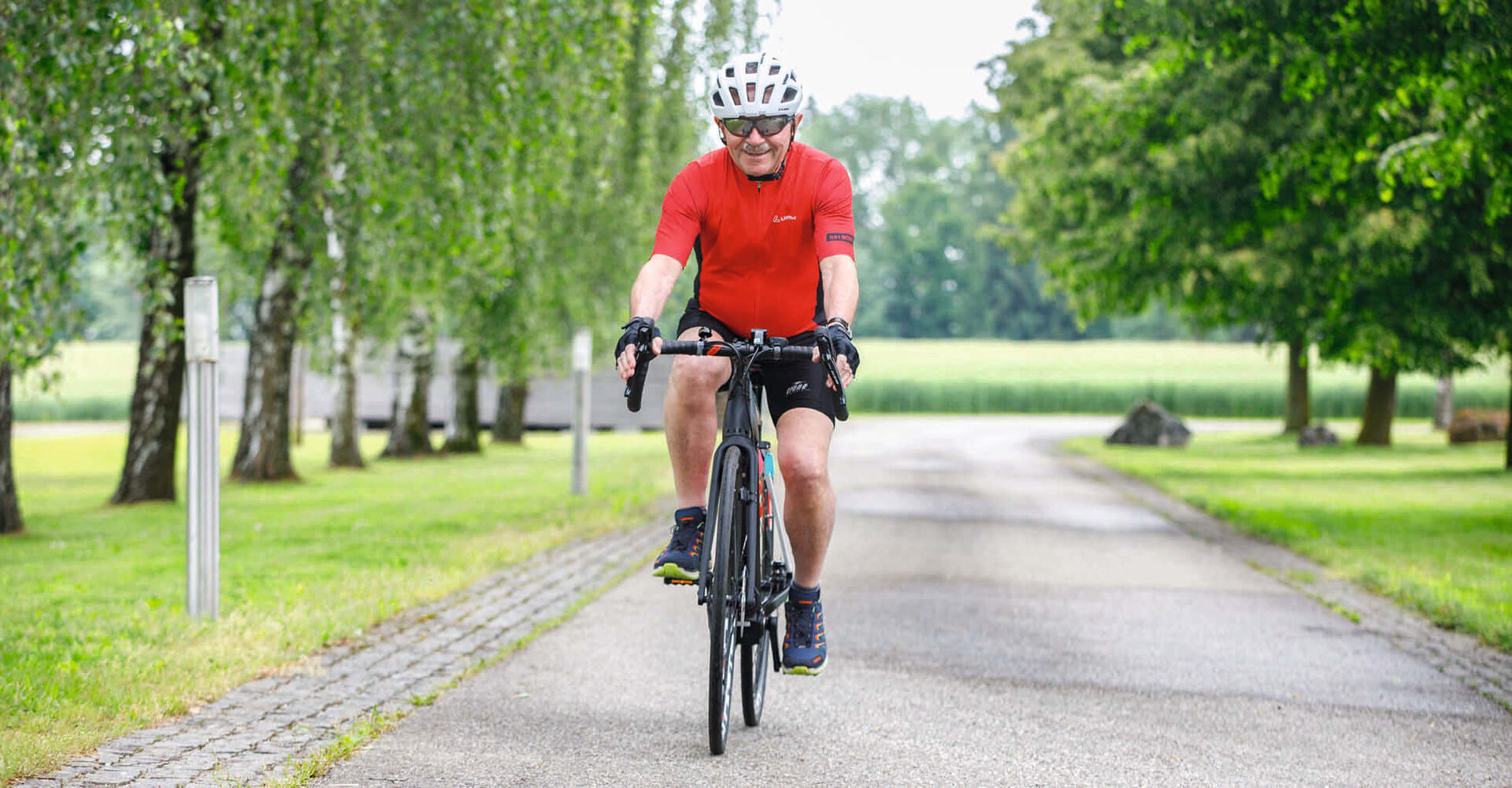 Der bald 80-jährige Klaus Fronius hält sich mit Ausfahrten auf seinem E-Rennbike fit.