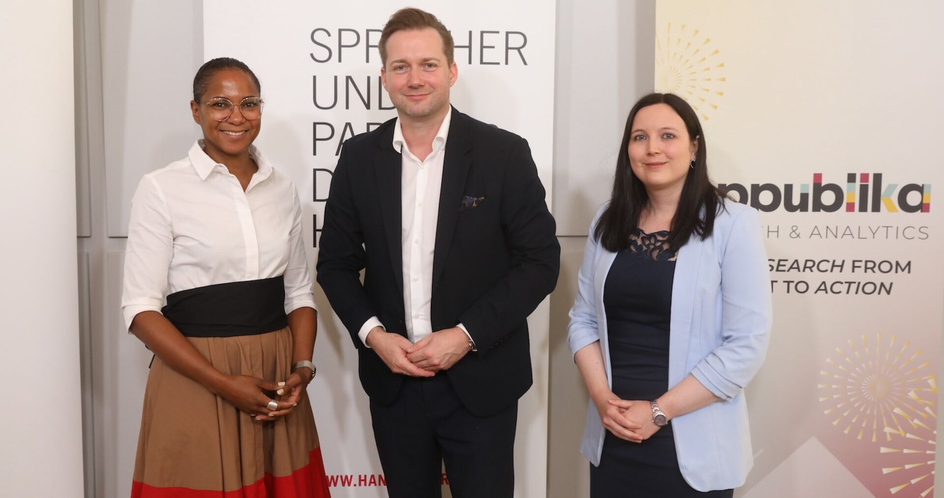Gruppenbild stehend vor Aufstellern mit Logos