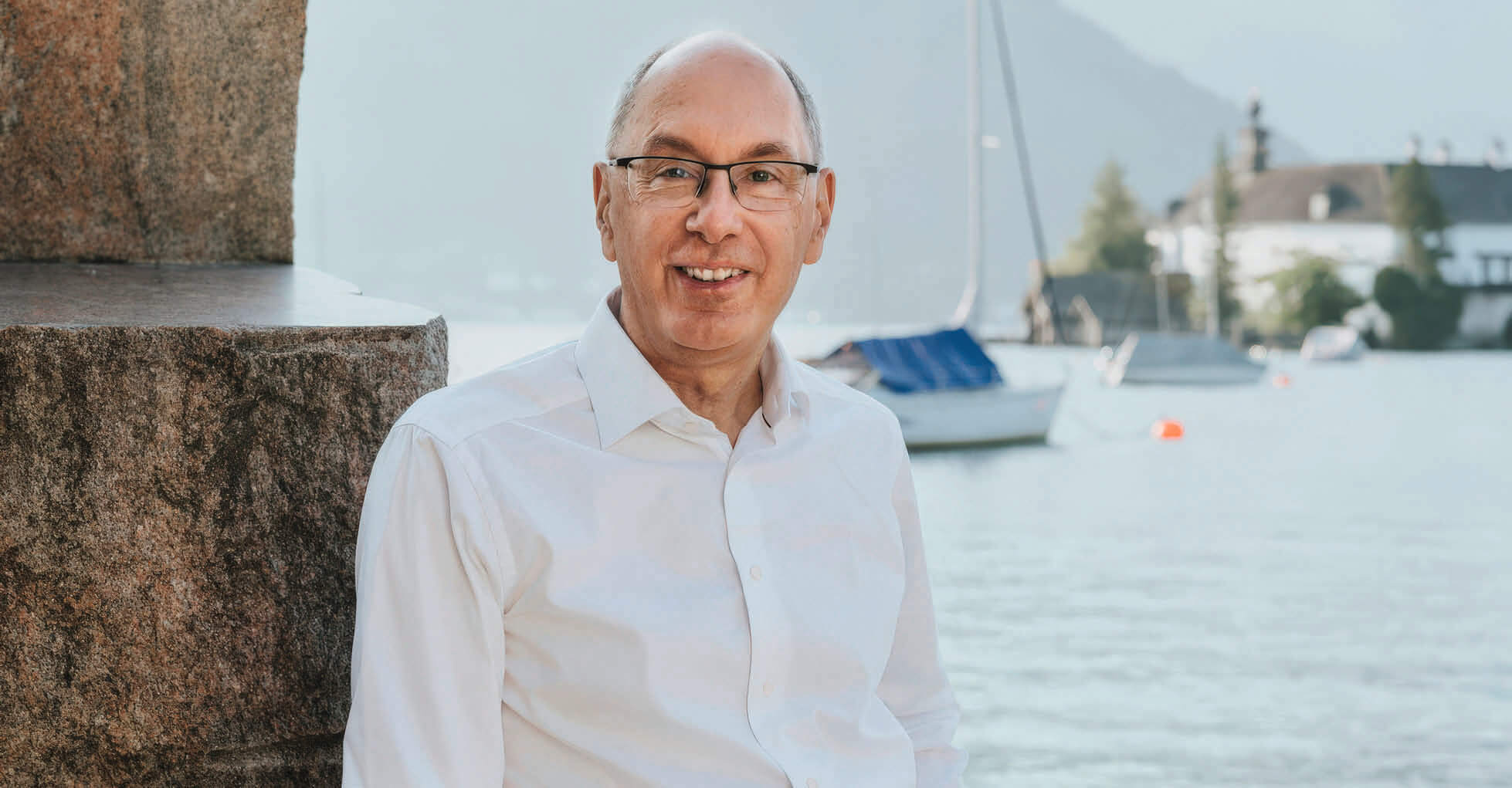 Arbeiten, wo ­andere Urlaub machen: Karl Neumann, CEO der Stern-Gruppe, am Ufer des Traunsees.