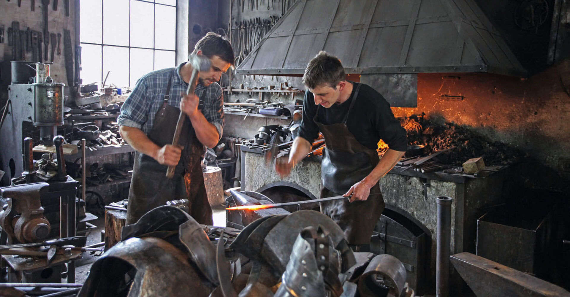 Georg und Johann Schmidberger ­fertigen unter ­anderem die Ausrüstung der ­Schweizergarde in ihrer Schmiede in Molln an.